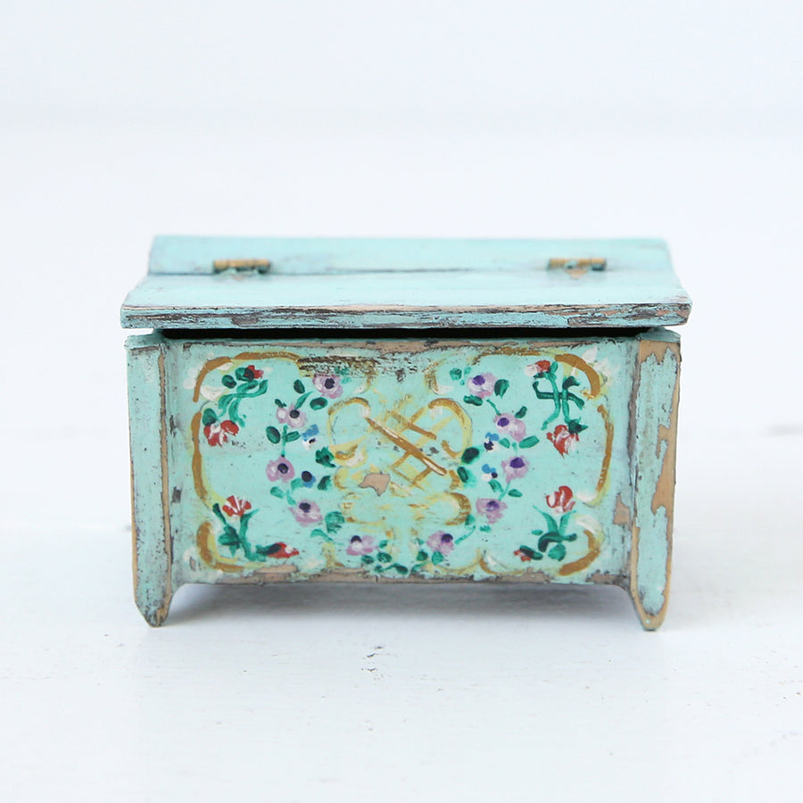 Dollhouse Furniture: Green Floral Savannah Trunk