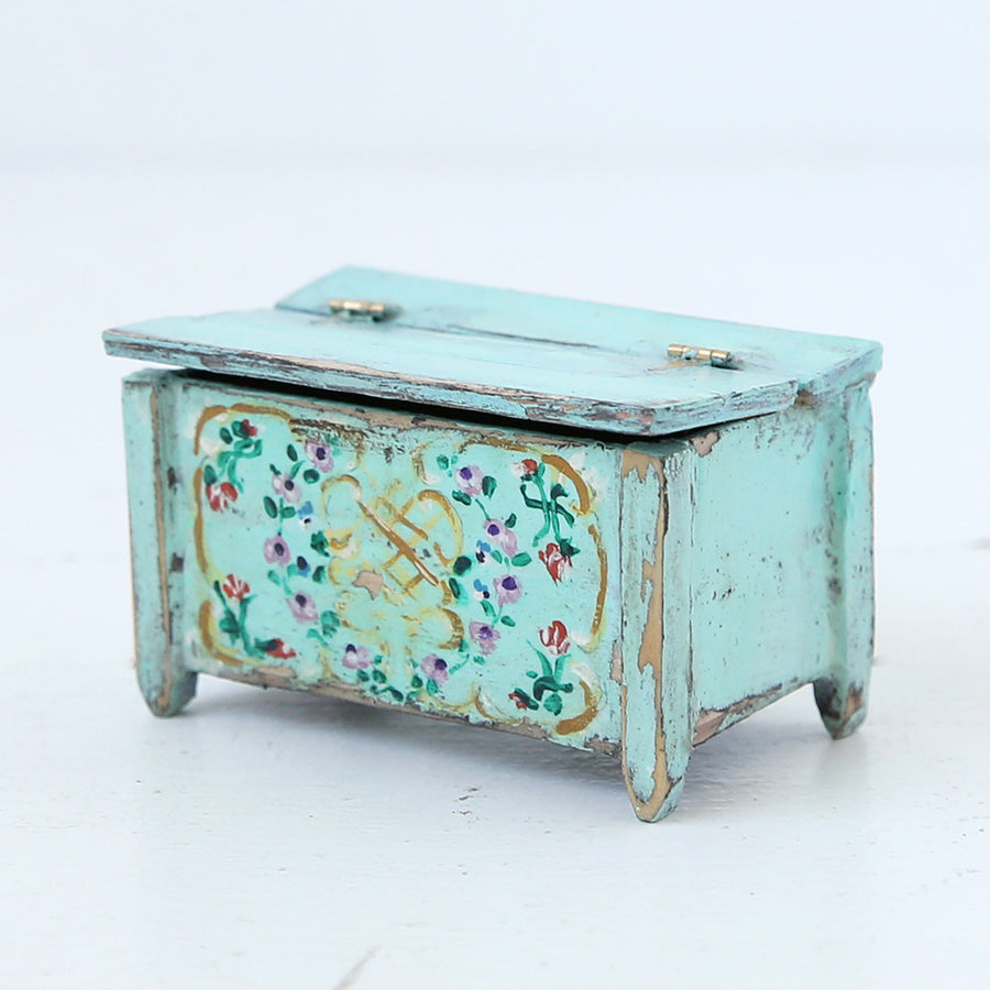 Dollhouse Furniture: Green Floral Savannah Trunk