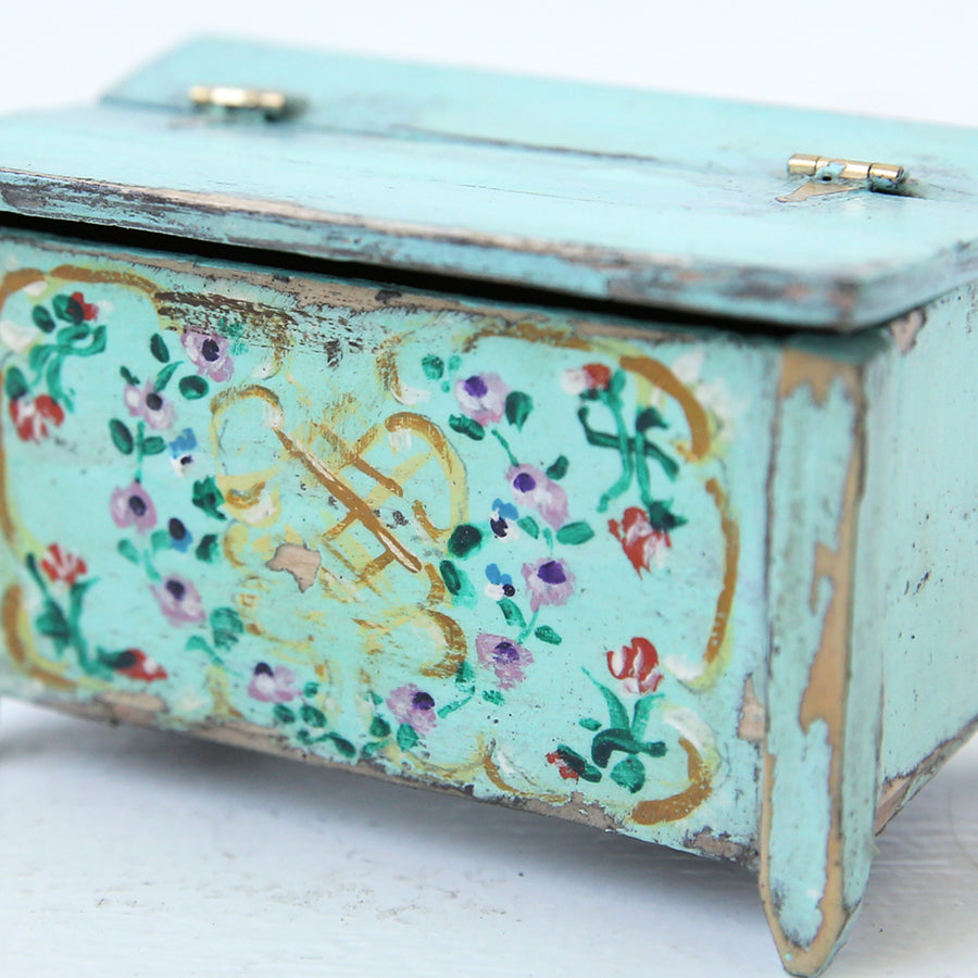 Dollhouse Furniture: Green Floral Savannah Trunk